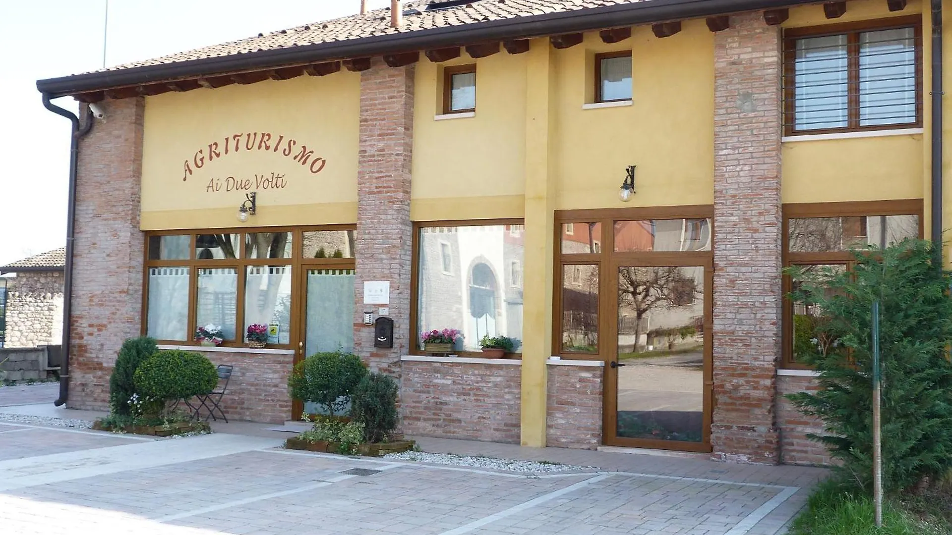 Agriturismo Ai Due Volti Dossobuono 0*,
